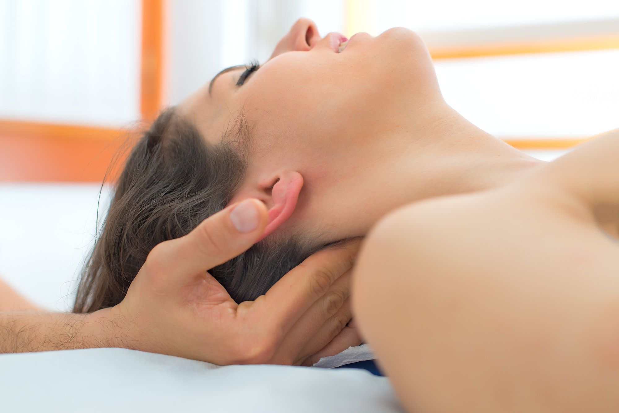 Wellness massage i nakken på kvinde